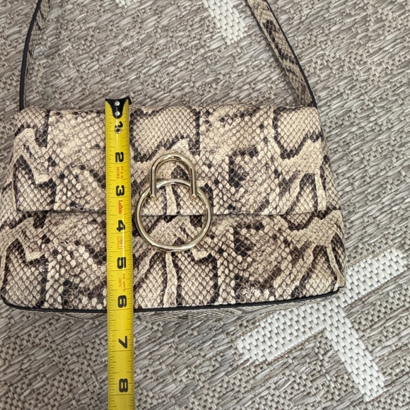 Vince Camuto snakeskin adjustable crossbody bag. Perfect condition - Picture 7 of 9